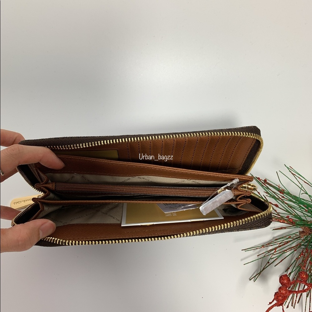 Michael Kors Jet Set Travel Large Wallet - Picture 6 of 7